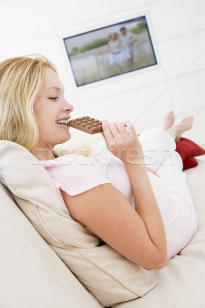 Femme enceinte manger chocolat souriant femme [[stock_photo]] © monkey_business