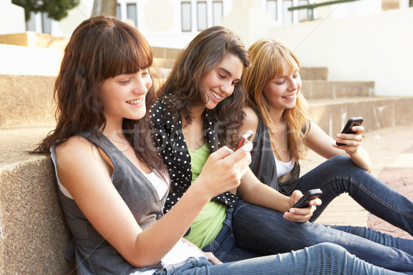 Groupe adolescent élèves séance à l'extérieur collège Photo stock © monkey_business