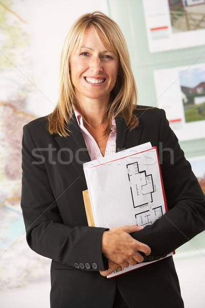 Foto stock: Retrato · feminino · corretor · de · imóveis · escritório · casa · telefone