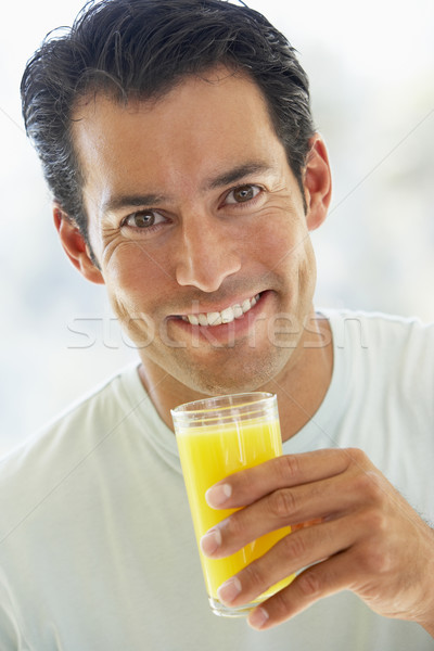 Stock foto: Erwachsenen · Mann · lächelnd · Kamera · trinken · Orangensaft