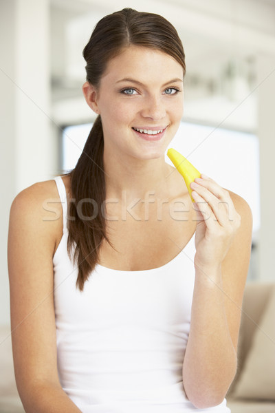 商業照片: 年輕女子 · 吃 · 新鮮 · 菠蘿 · 食品 · 家