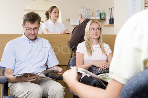 Sala de asteptare recepţie birou telefon sănătate lectură Imagine de stoc © monkey_business