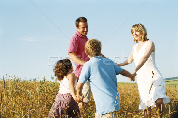 Familia jugando aire libre sonriendo ninos nino Foto stock © monkey_business