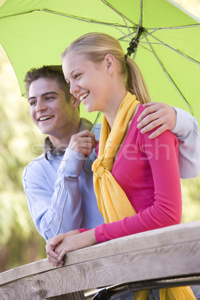 Cuplu fată parc adolescenti umbrelă Imagine de stoc © monkey_business