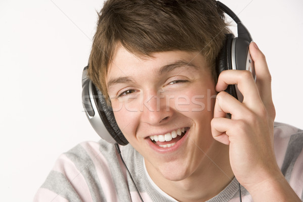 Tizenéves fiú zenét hallgat fejhallgató boldog szín tinédzser Stock fotó © monkey_business