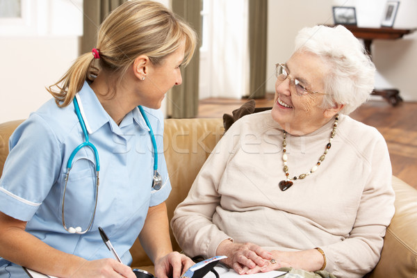 Senior Frau Diskussion Gesundheit Besucher home Stock foto © monkey_business