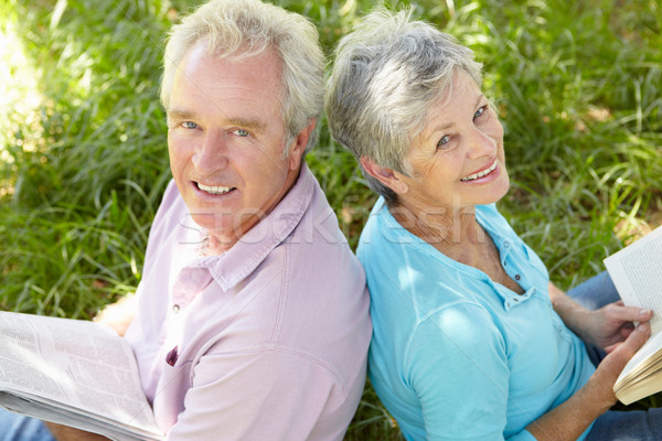 Foto stock: Retrato · pareja · de · ancianos · lectura · mujer · libro · amor