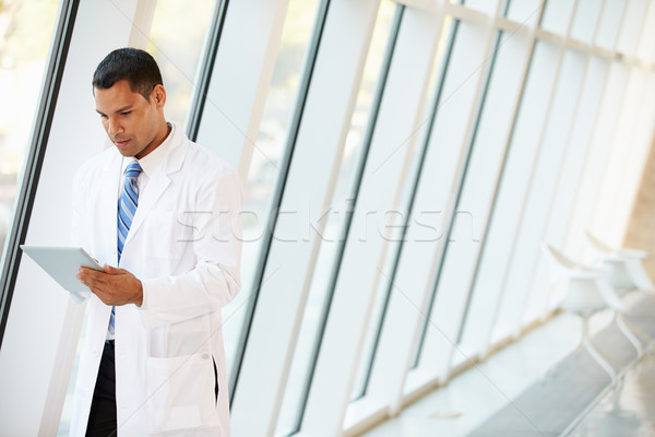 Stock fotó: Orvos · digitális · tabletta · folyosó · modern · kórház