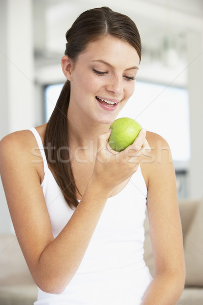 商業照片: 年輕女子 · 吃 · 蘋果 · 食品 · 水果 · 綠色