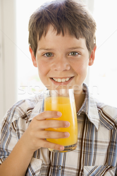 Stockfoto: Binnenshuis · drinken · sinaasappelsap · glimlachend · portret