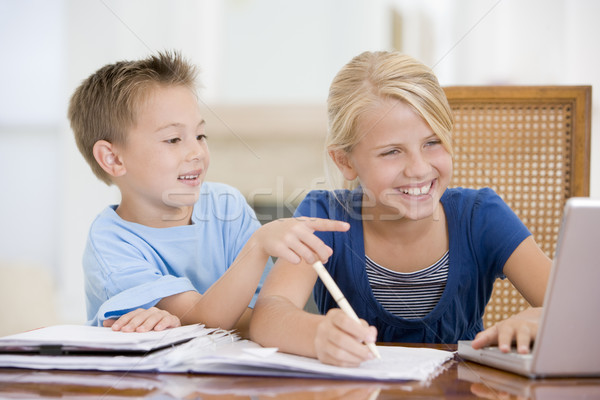Stock foto: Junge · Hinweis · groß · Schwestern · Hausaufgaben · Laptop