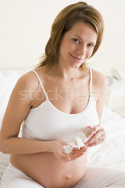 Stockfoto: Zwangere · vrouw · slaapkamer · geneeskunde · glimlachend · vrouw · zwangere