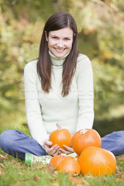 Foto stock: Mujer · sesión · hierba · calabazas · mujer · sonriente · sonriendo