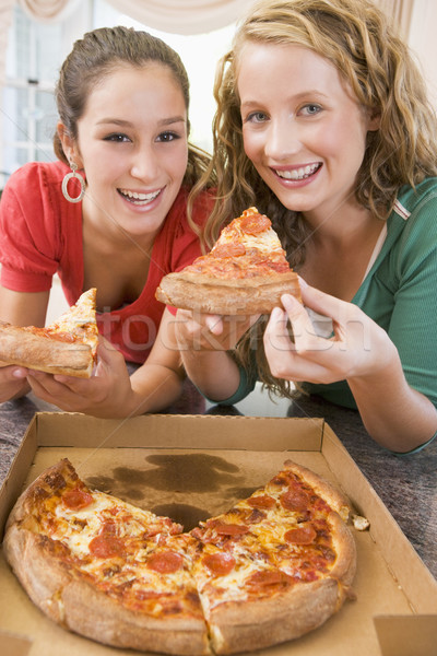 Tinilányok eszik pizza boldog konyha barátok Stock fotó © monkey_business