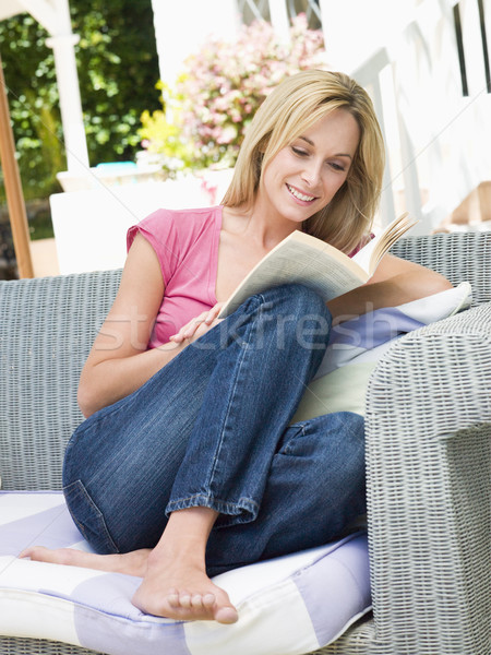 Vrouw vergadering buitenshuis patio boek glimlachende vrouw Stockfoto © monkey_business