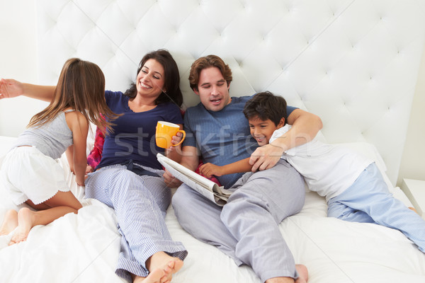 商業照片: 家庭 · 放寬 · 床 · 咖啡 · 報紙 · 女孩