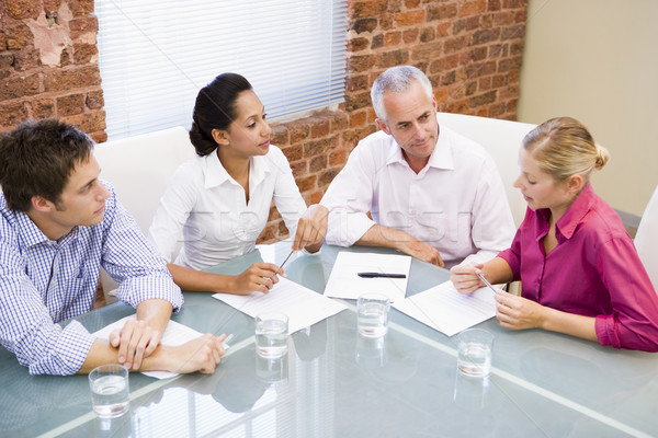 Patru sala de consiliu vorbesc tabel oameni de afaceri Imagine de stoc © monkey_business