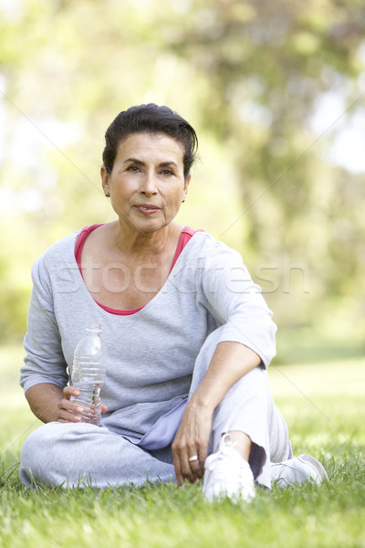 Senior femeie odihna exercita sticlă femeie Imagine de stoc © monkey_business