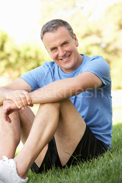 Idős férfi pihen testmozgás park fitnessz Stock fotó © monkey_business