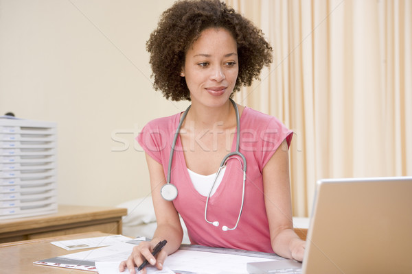 врач используя ноутбук улыбаясь медицинской ноутбука Сток-фото © monkey_business