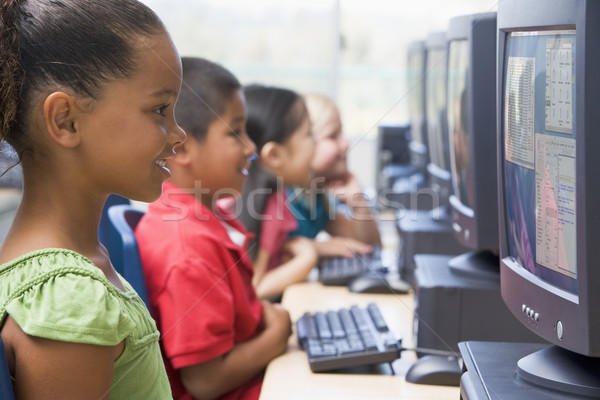 Foto d'archivio: Scuola · dell'infanzia · bambini · apprendimento · computer · ragazza · studente