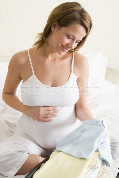 Stockfoto: Zwangere · vrouw · koffer · glimlachend · zwangere