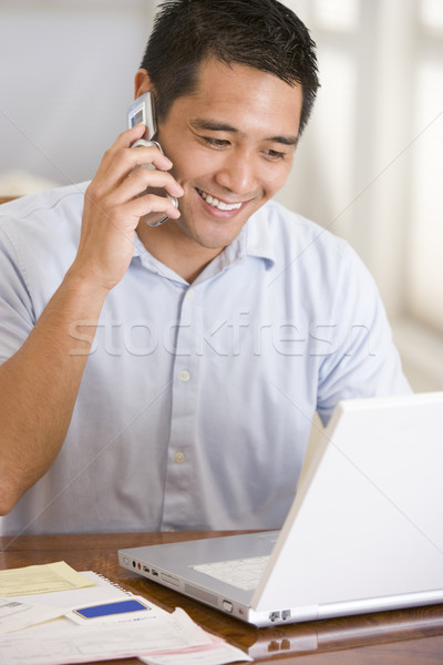 Człowiek jadalnia telefon komórkowy za pomocą laptopa uśmiechnięty laptop Zdjęcia stock © monkey_business