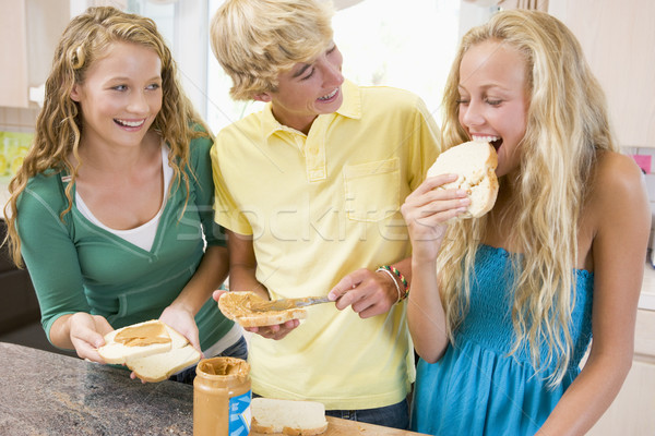 Imagine de stoc: Adolescenti · sandwich-uri · prietenii · pâine · Teen