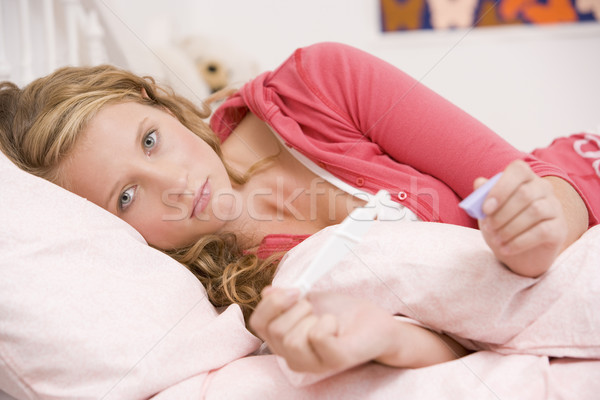 Tienermeisje bed zwangerschaptest zwangere tiener test Stockfoto © monkey_business