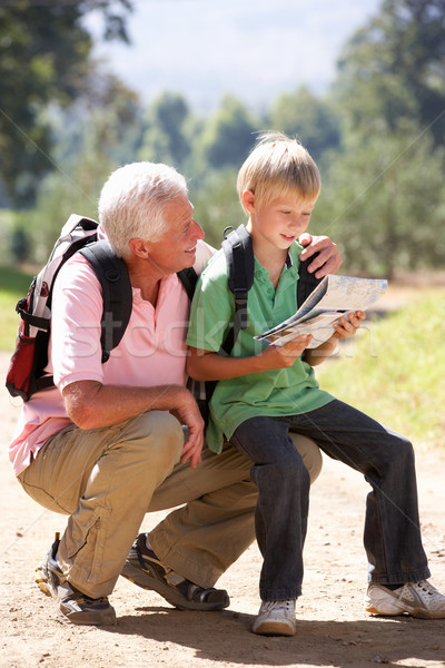 Foto stock: Altos · hombre · lectura · mapa · nieto · país