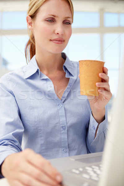 Mujer de negocios portátil café ordenador mujer trabajo Foto stock © monkey_business