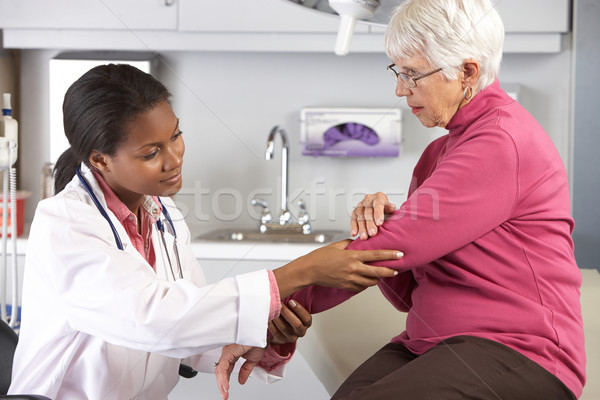 Arzt weiblichen Patienten Ellenbogen Schmerzen Stock foto © monkey_business