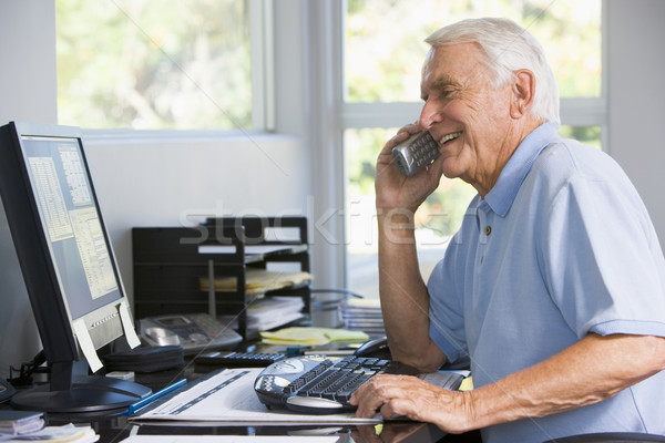 Stockfoto: Man · kantoor · aan · huis · telefoon · glimlachend · technologie