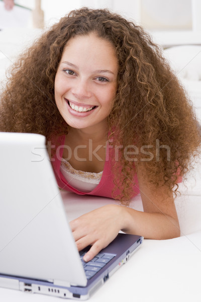 Сток-фото: женщину · кровать · ноутбука · улыбающаяся · женщина · улыбаясь · компьютер