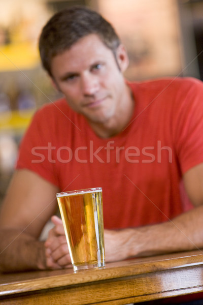Stock foto: Junger · Mann · entspannenden · bar · Bier · Mann · Glas