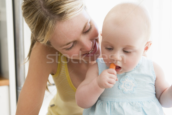 Mamă copil bucătărie mananca morcov portret Imagine de stoc © monkey_business