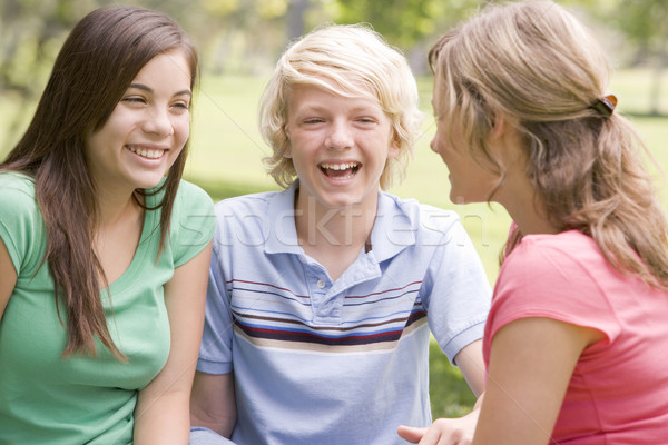 Tinédzserek ül boldog barátok lányok póló Stock fotó © monkey_business