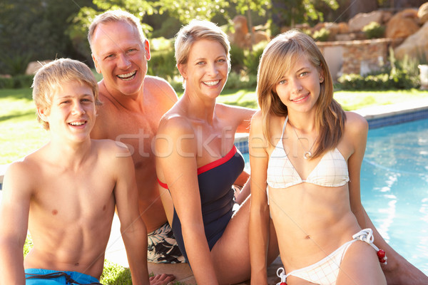 Imagine de stoc: Tineri · familie · relaxare · piscină · grădină · Teen