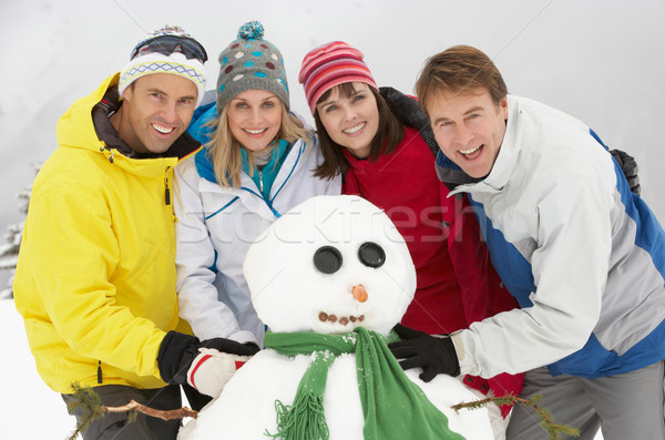 ストックフォト: グループ · 友達 · 建物 · 雪だるま · スキー · 休日