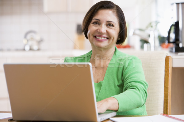 Foto d'archivio: Donna · cucina · laptop · donna · sorridente · sorridere · computer