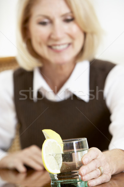 Stockfoto: Vrouw · drinken · home · gelukkig · kleur · glimlachend