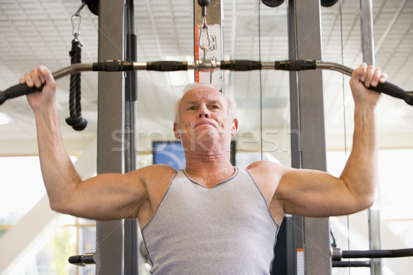 Férfi súlyzós edzés tornaterem fitnessz idős ül Stock fotó © monkey_business