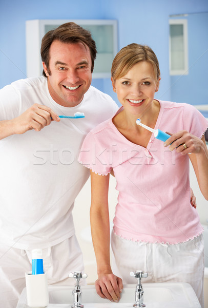 Couple nettoyage dents ensemble salle de bain santé [[stock_photo]] © monkey_business