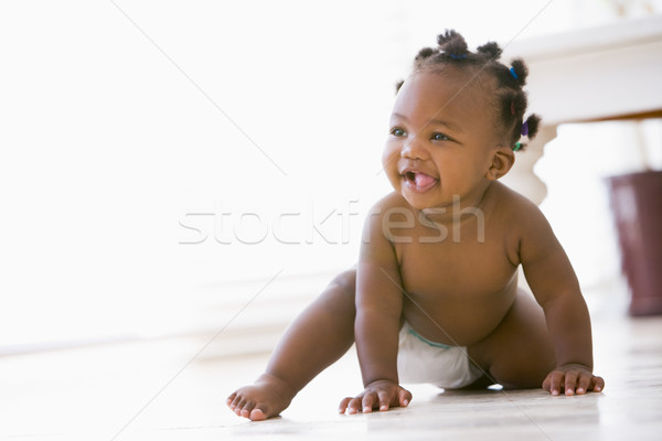 Baby kruipen binnenshuis glimlachend glimlach gelukkig Stockfoto © monkey_business