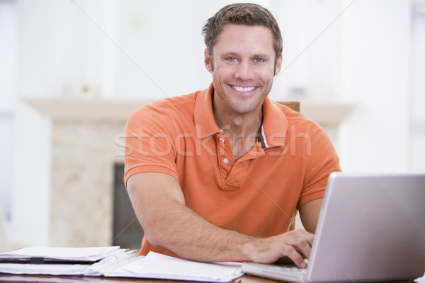 Człowiek jadalnia laptop uśmiechnięty tabeli pracy Zdjęcia stock © monkey_business