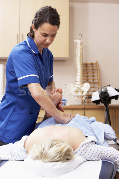 Weiblichen Client Schmerzen Patienten vertikalen Behandlung Stock foto © monkey_business
