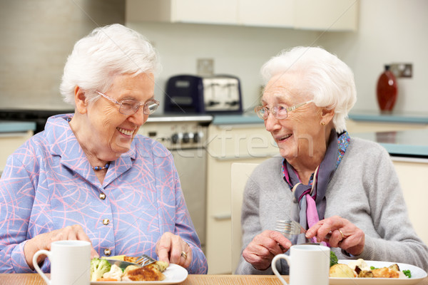 Senior vrouwen genieten maaltijd samen home Stockfoto © monkey_business