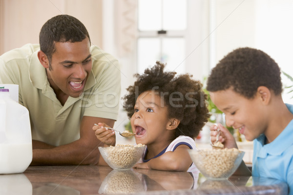 Zdjęcia stock: Dzieci · jedzenie · śniadanie · tata · żywności · szczęśliwy