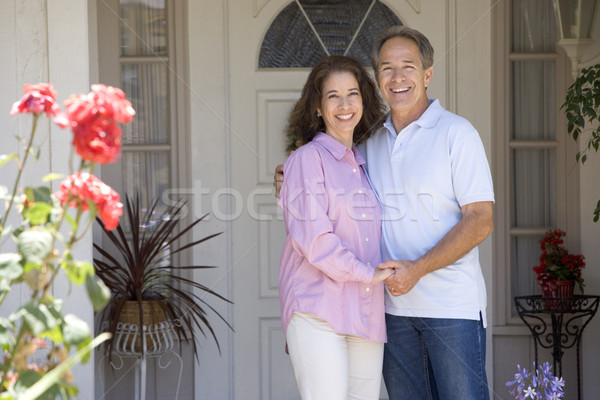 [[stock_photo]]: Couple · permanent · à · l'extérieur · maison · femme · homme