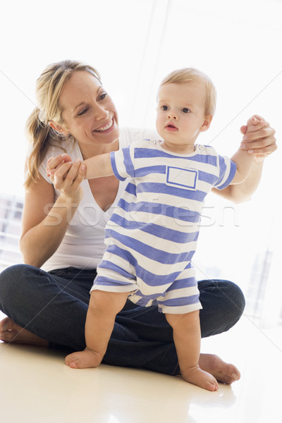 Moeder baby binnenshuis spelen glimlachend gelukkig Stockfoto © monkey_business